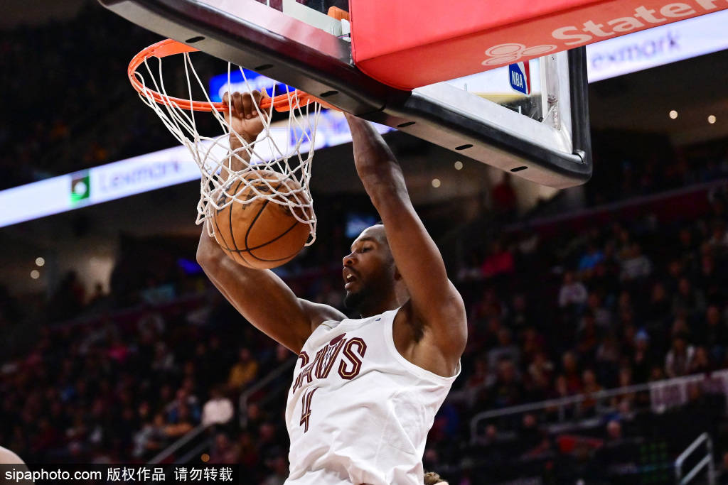 76人险胜青岛队,米切尔点燃赛场 76人险胜青岛队,米切尔点燃赛场