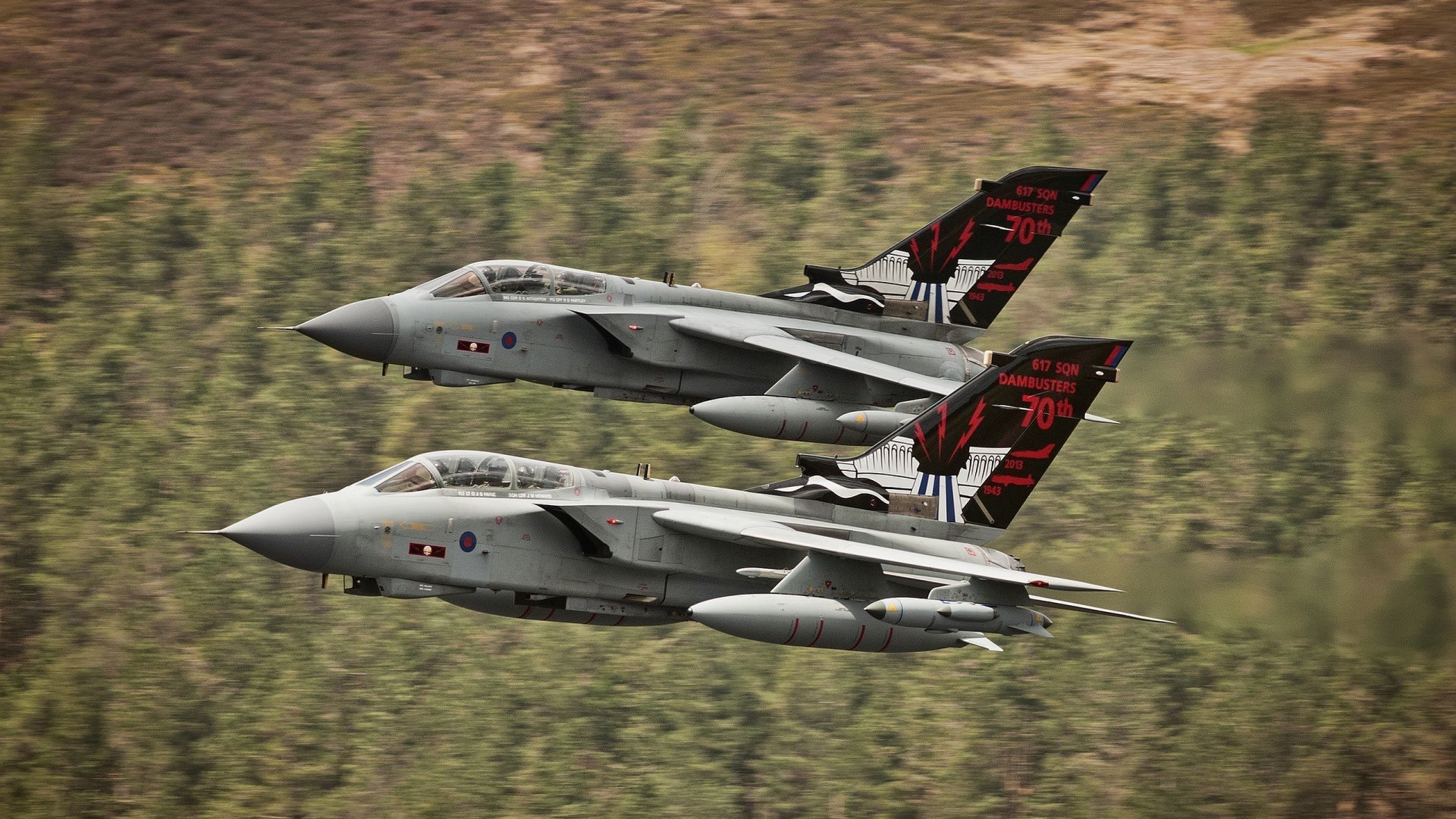 翡翠绿与宝石蓝,一个夜晚,两种决胜的寓言